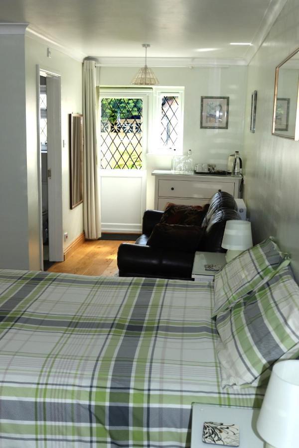 Highworth House Bed & Breakfast Суиндън Екстериор снимка