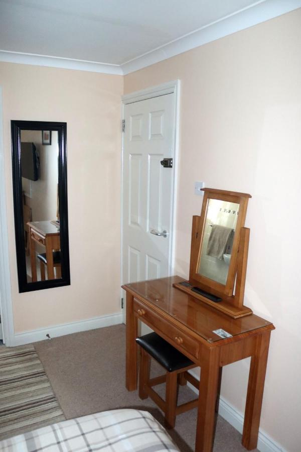 Highworth House Bed & Breakfast Суиндън Екстериор снимка
